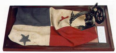 La foto muestra una bandera común, de luego del 10 de noviembre de 1903, cuando ya el cuadro blanco-estrella azul estaba arriba. En este caso, se colocó al revés para simular la primera bandera, pero las estrellas nos indican que fue colocada exprofeso.