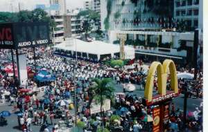 Desfile de noviembre 2003, o Desfile del Centenario, foto en Vía España inmediaciones del hotel Continental.